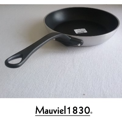 9821.24 Mauviel 1830 M'pure Pfanne 24 cm - Eisengriff-Optik - www.toepfeboutique.de