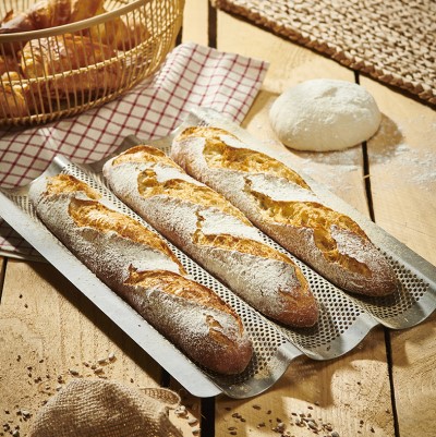 3366.03 De Buyer professionelles Baguette Backblech aus Edelstahl zum Backen von 3 Baguettes - doppelte Perforierung sorgt für gute Warmluftzirkulation - www.toepfeboutique.de