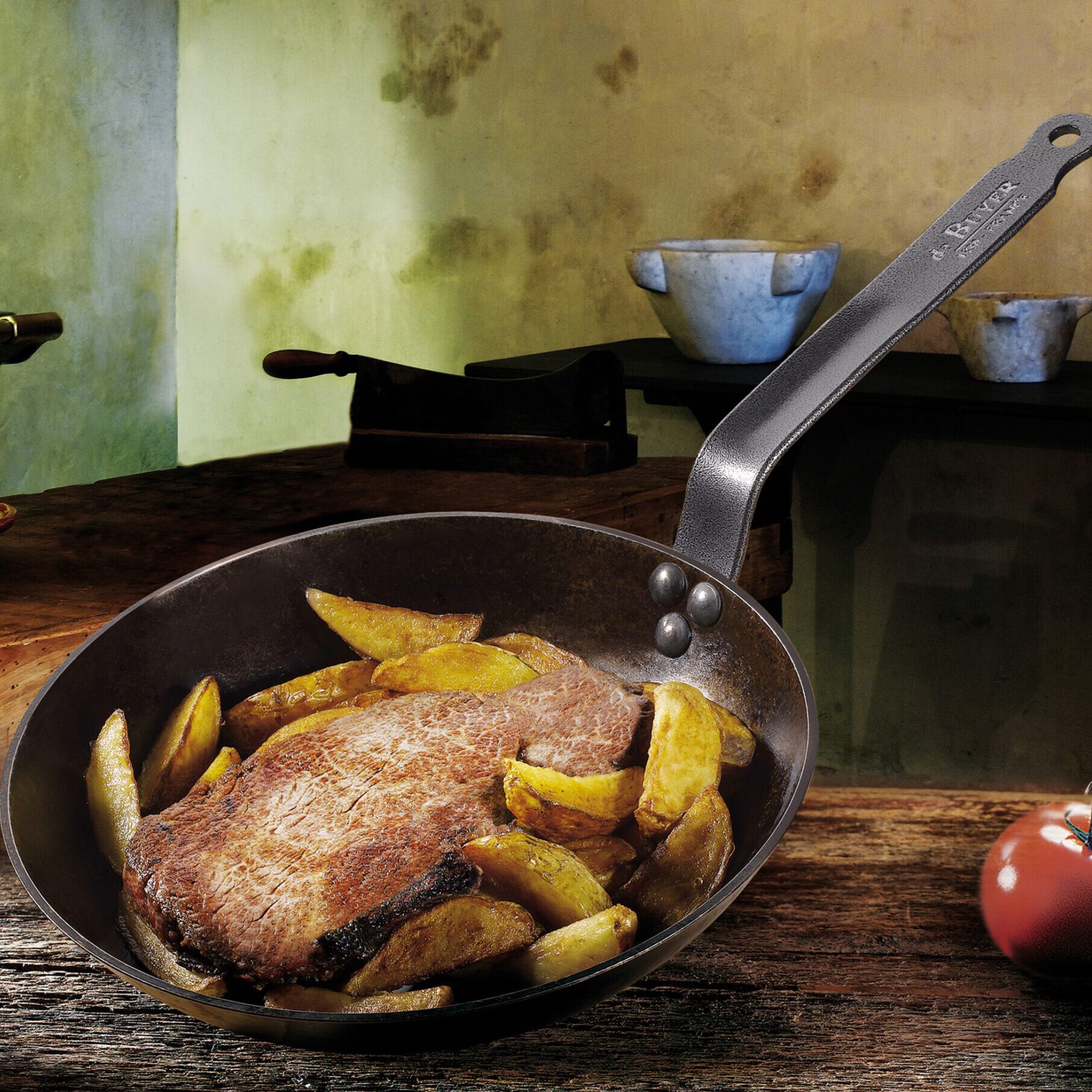 De Buyer Eisenpfanne Serie Carbone Plus. Fuer Induktion geeignet. Zum Anbraten, Braeunen und Grillen.