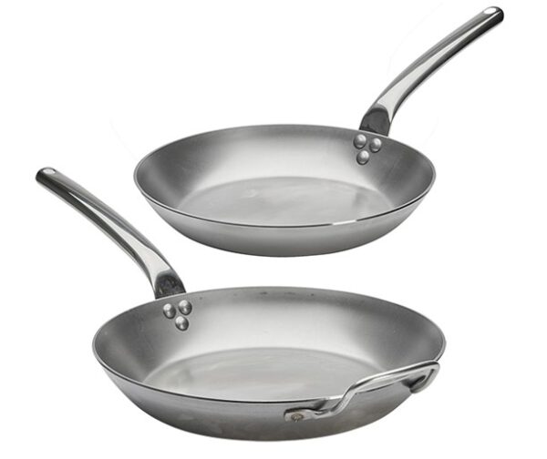 De Buyer Eisenpfanne Serie Carbone Plus für Induktion geeignet. Kalter Griff: Ergonomisch-funktionaler und stabil vernieteter Rohrstiel aus Edelstahl. Art. Nr. 5130